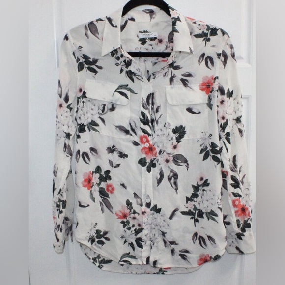 Equipment 100% silk blouse size small . Button down and long sleeves. - Picture 1 of 2